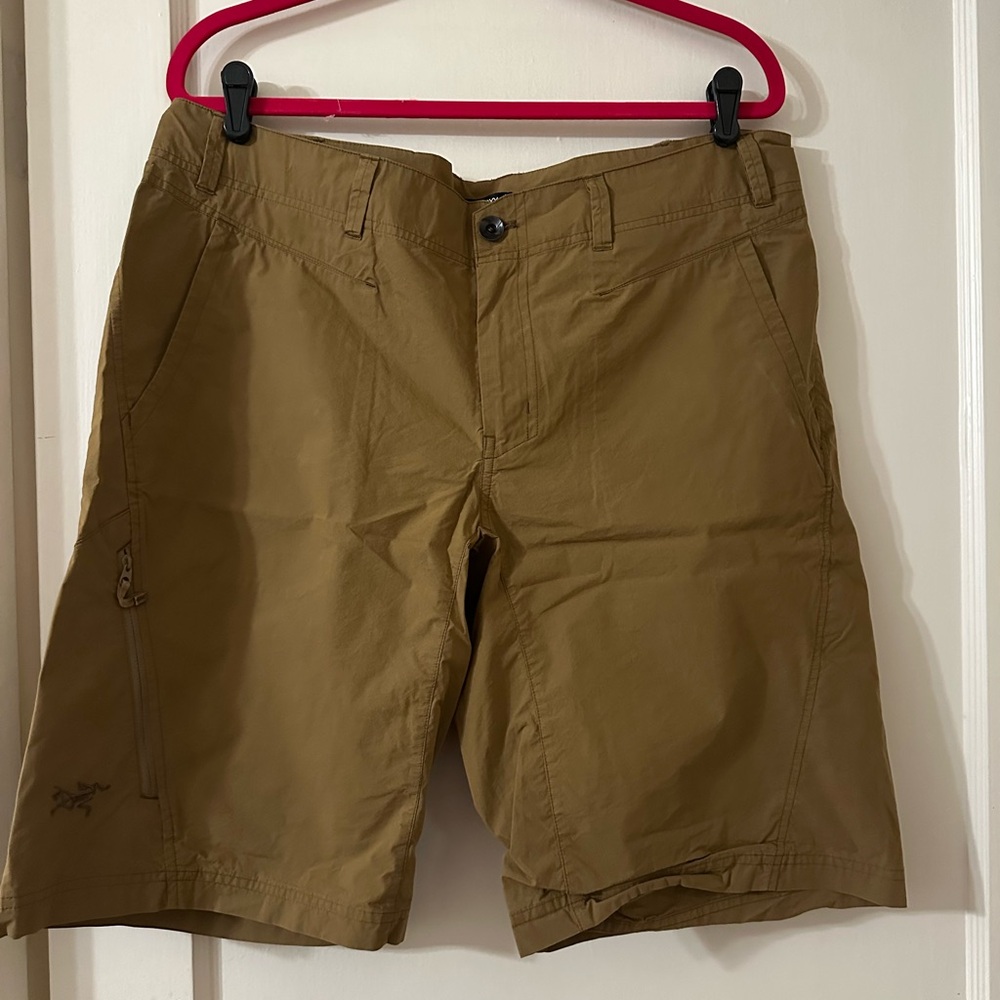 Arcteryx men’s tan shorts size 38